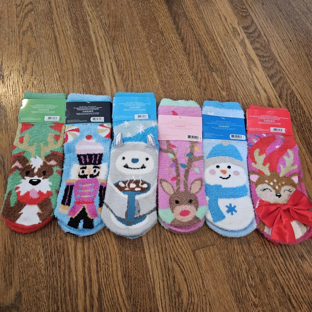 Lot of Bath & Body Works Shea Infused Holiday Fuzzy Socks - Picture 2 of 3